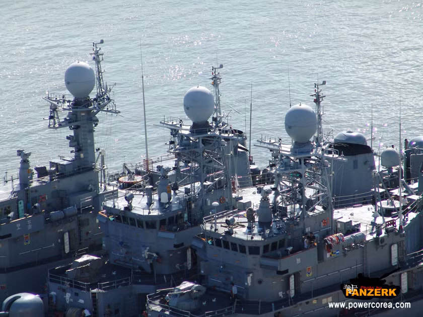 Điều khá may mắn cho Việt Nam là các tàu Pohang được phía Hàn Quốc chuyển giao vẫn được trang bị một phần trang thiết bị điện tử như radar trinh sát bề mặt Marconi ST-1810, hệ thống điều khiển hỏa lực ST-1802, thiết bị ngắm bắn quang học Radamec 2400 cùng với thiết bị định vị thủy âm (sonar) gắn liền loại Signaal PHS-32. Nguồn ảnh: Panzerk