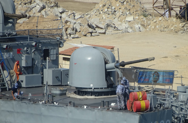 Đây vừa được xem là thách thức nhưng cũng là một cơ hội giúp Quân chủng Hải quân chủ động hơn trong việc triển khai các loại vũ khí phù hợp với điều kiện trong nước lên trên các tàu lớp Pohang trong tương lai thay vì phụ thuộc quá nhiều từ nước ngoài. Trong ảnh là tháp pháo OTO Melara 76mm phía sau đuôi tàu lớp Pohang Flight III, nhiều khả năng sẽ bị tháo bỏ khi về Việt Nam. Nguồn ảnh: BoxShipCaptain