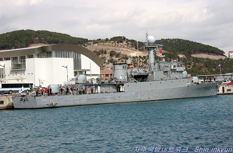 Tàu Yeosu PCC-765 được biên chế cho Hải quân Hàn Quốc từ ngày 30/11/1986 và được loại biên vào ngày 27/12/2017, và hầu hết các tàu lớp Pohang Flight III sau khi nghỉ hưu đều được Hàn Quốc “tặng” cho nước ngoài, trong đó chỉ riêng Việt Nam được chuyển giao hai chiếc là Gimcheon PCC-761 và Yeosu PCC-765. Nguồn ảnh: shipspotting.