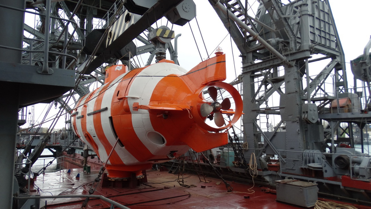 Trong ảnh là tàu ngầm cứu hộ AS-18 Pzis thuộc Hạm đội Biển Đen có thể được triển khai từ tàu Kommuna. AS-18 Pzis được thiết kế để có thể tham gia cứu hộ mọi loại tàu ngầm của Hải quân Nga hiện tại.