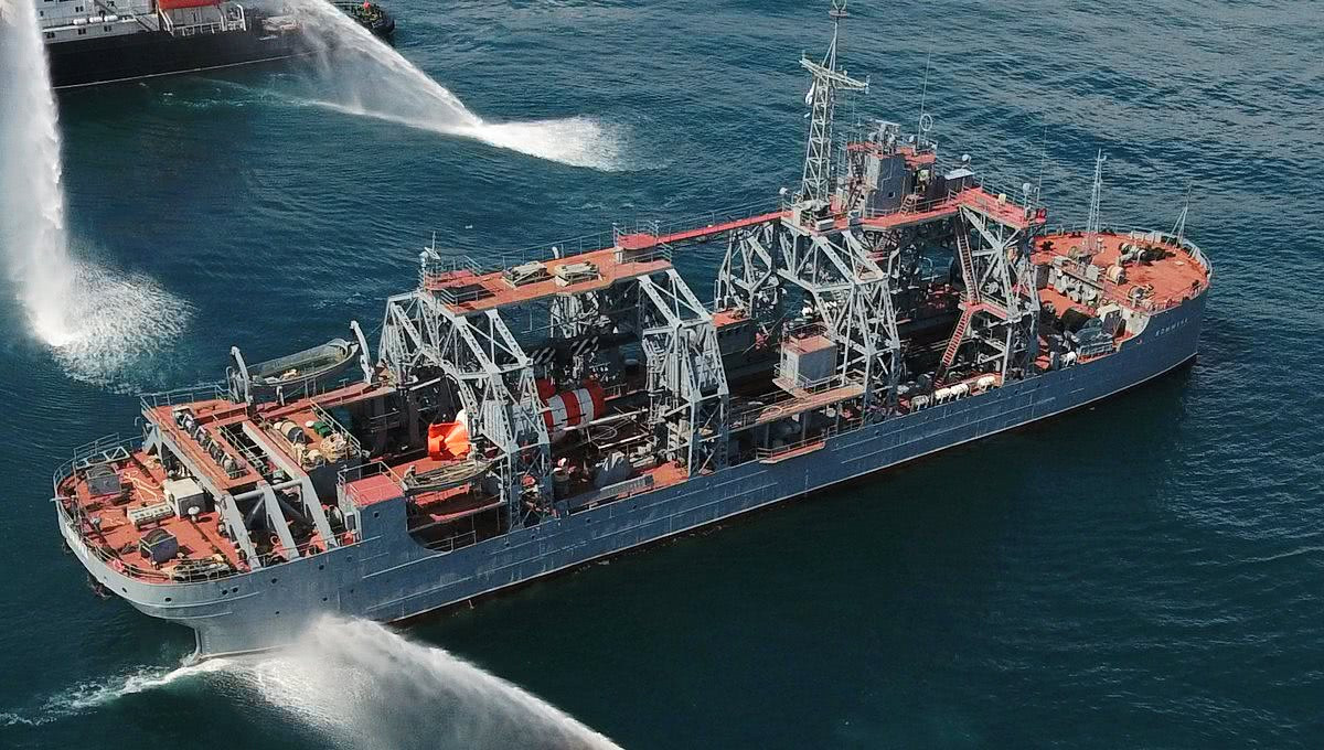 Tàu Kommuna vừa chính thức tròn 103 tuổi hồi tháng 7 vừa qua, được giới chuyên gia đánh giá là “khủng long” cứu hạm. Sputnik cho biết, Kommuna đã luyện tập việc thực hiện tương tác thực tế cùng với thủy thủ đoàn của tàu ngầm tìm kiếm - cứu hộ AS-28 và với nhân viên điều hành của tổ nghiên cứu nước sâu Pantera Plyus.