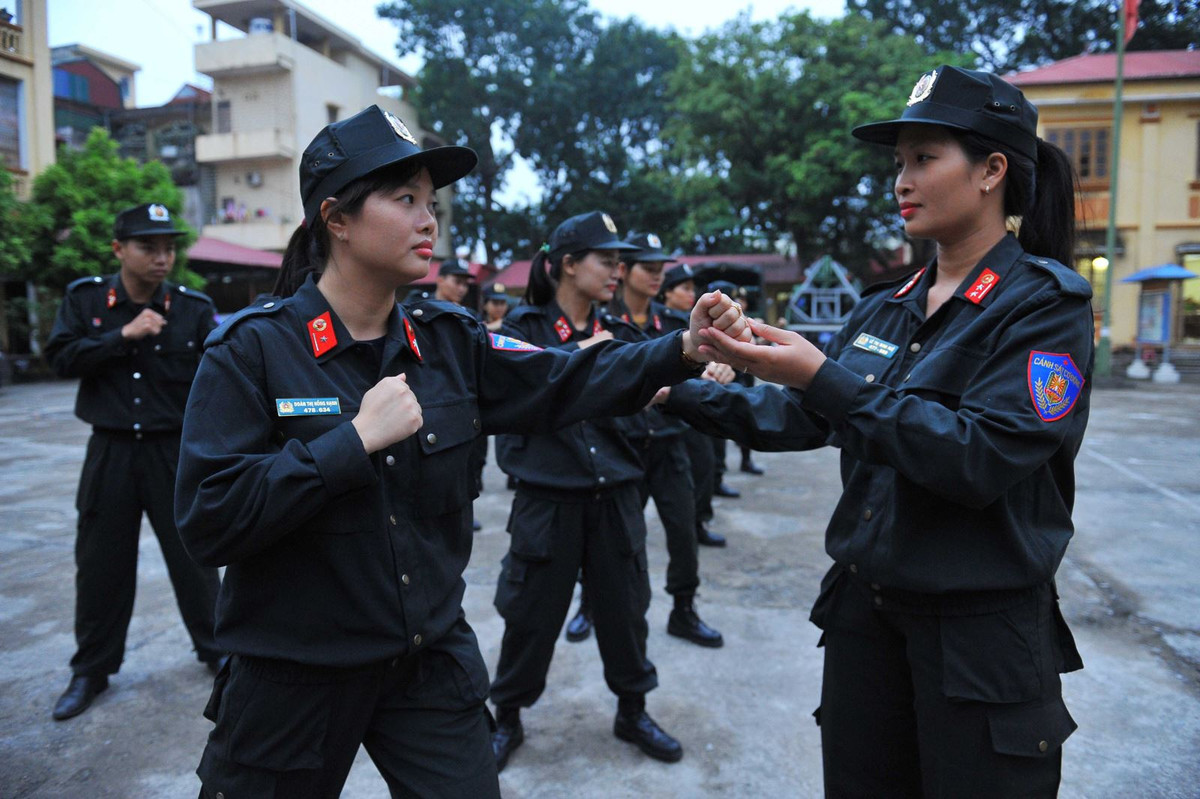 Nữ chiến sĩ CSCĐ Lê Thị Minh Huệ (phải) với thâm niên 8 năm trong việc hướng dẫn động tác cho đồng đội.