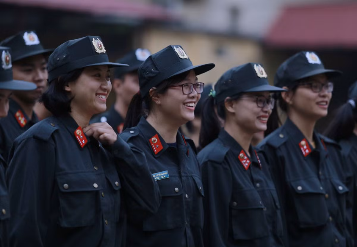 Tuy tập luyện vất vả nhưng các chiến sĩ nữ CSCĐ vẫn luôn nở nụ cười đầy rạng rỡ.