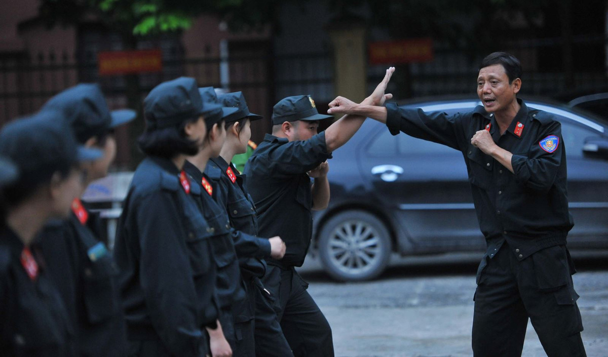 Hình ảnh tập luyện trên thao trường của lực lượng nữ cảnh sát cơ động thuộc Phòng Cảnh sát cơ động, Công an tỉnh Ninh Bình đầy vất vả để đáp ứng công việc hàng ngày là bảo vệ các mục tiêu chính trị, kinh tế, văn hóa, xã hội quan trọng của tỉnh, bảo vệ lễ hội, trấn áp và bắt tội phạm. Hình ảnh: Đại đội trưởng đội CSCĐ - Phạm Công Hoan hướng dẫn động tác chiến đấu cho các nữ chiến sĩ CSCĐ.