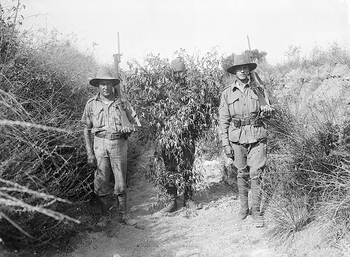 Ngụy trang bằng lá cây cũng là một biện pháp hữu hiệu trong quá khứ của nhiều đội quân để tránh bị đối phương phát hiện.