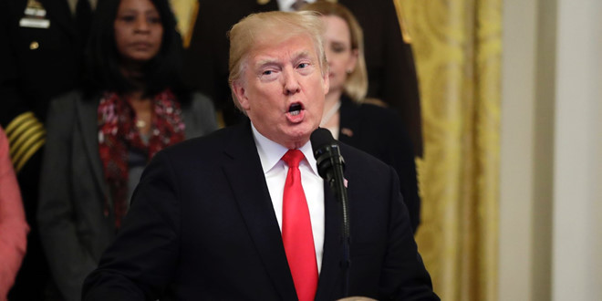 Tong thong Trump len an vu bom gui toi Obama va Clinton