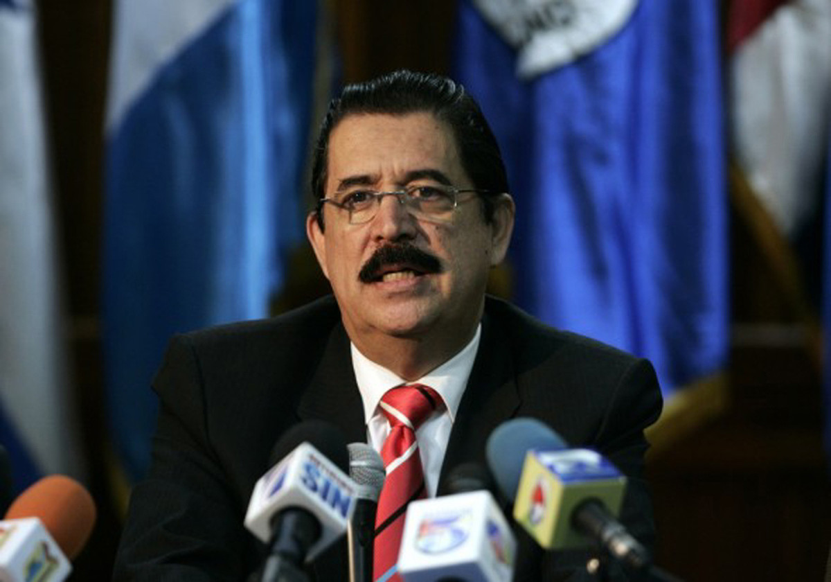 Và đỉnh điểm cho cuộc khủng hoảng kinh tế lẫn chính trị ở Honduras chính là cuộc đảo chính quân sự năm 2009 khi cựu Tổng thống Manuel Zelaya bị quân đội lật đổ, khi ông này cố gắng thay đổi hiến pháp ảnh hưởng trực tiếp tới lợi ích của Mỹ. Và những gì mà người dân Honduras nhận được sau vụ đảo chính trên chính là đói nghèo và bạo lực.