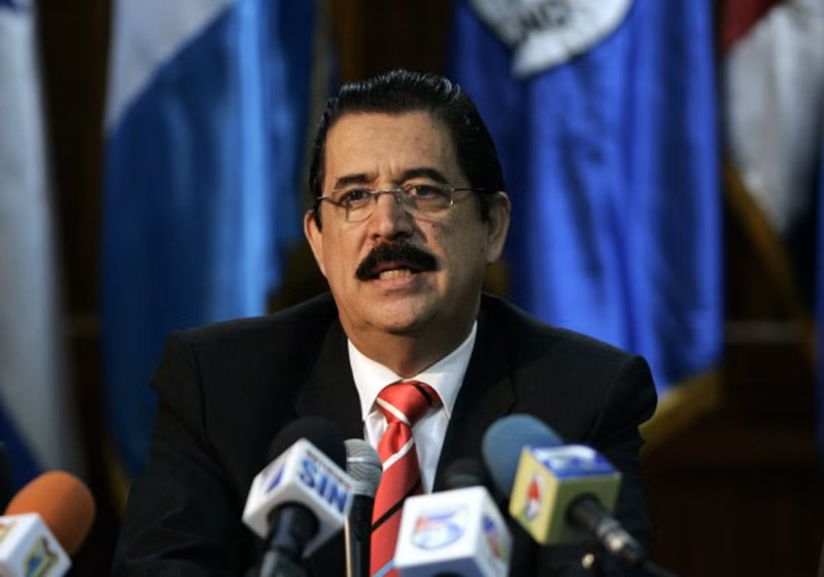 Và đỉnh điểm cho cuộc khủng hoảng kinh tế lẫn chính trị ở Honduras chính là cuộc đảo chính quân sự năm 2009 khi cựu Tổng thống Manuel Zelaya bị quân đội lật đổ, khi ông này cố gắng thay đổi hiến pháp ảnh hưởng trực tiếp tới lợi ích của Mỹ. Và những gì mà người dân Honduras nhận được sau vụ đảo chính trên chính là đói nghèo và bạo lực.