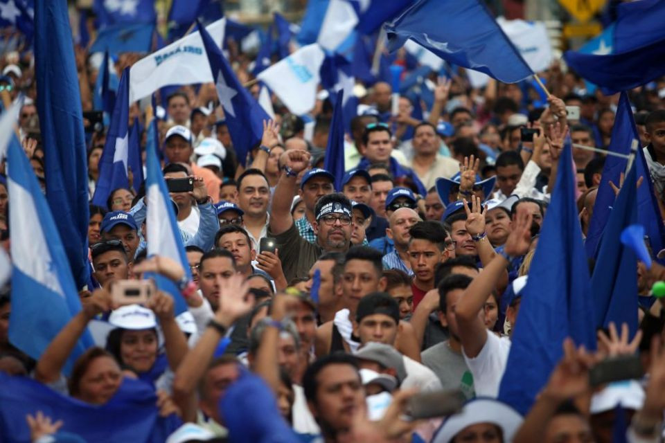 Không chỉ nắm trọn nền kinh tế, người Mỹ còn thao túng luôn cả chính trường Honduras khi hậu thuẫn cho các chính quyền quân sự tồn tại ở quốc gia Trung Mỹ này trong suốt nhiều thập kỷ, và bất cứ chính quyền dân sự nào xuất hiện ở Honduras đều nhanh chóng bị xóa bỏ bằng các cuộc đảo chính quân sự được người Mỹ hỗ trợ.