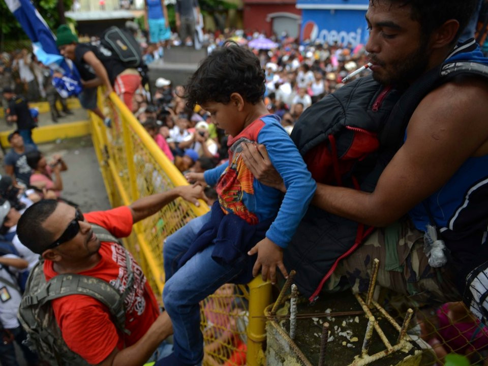 Sau năm 2009, Honduras nhanh chóng biến thành quốc gia nguy hiểm nhất thế giới, tham nhũng tràn lan, tỉ lệ tội phạm và giết người tăng cao chóng mặt. Trong khi đó an sinh xã hội của người dân, chi tiêu dành cho y tế và giáo dục giảm mạnh. Chính những yếu tố trên đã buộc người Honduras phải rời khỏi đất nước của mình để tìm đến một tương lai tươi sáng hơn.