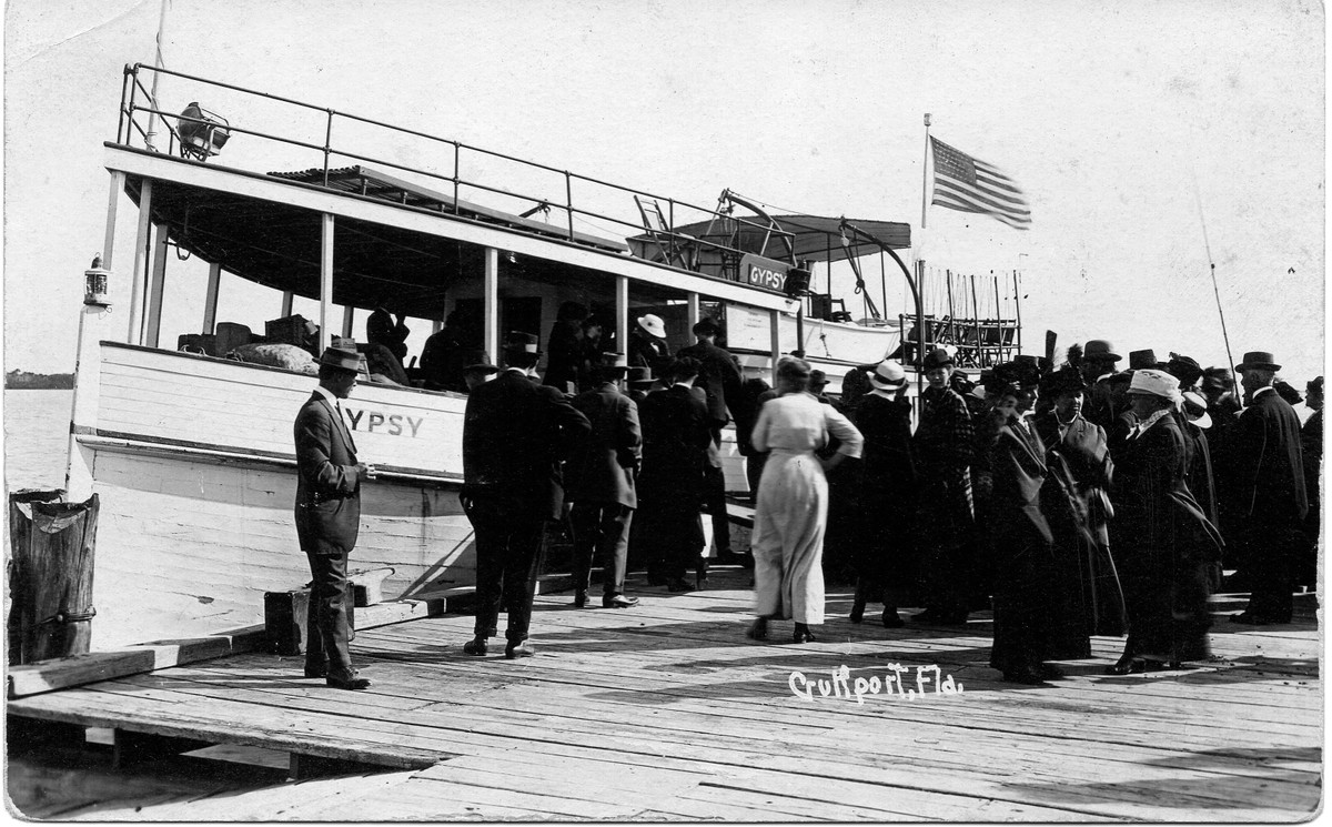 Như sử gia Walter LaFeber viết trong "Cuộc cách mạng không thể tránh khỏi: Mỹ ở Trung Mỹ," các công ty Mỹ xuất hiện ở Honduras nắm trong tay hệ thống đường sắt và ngân hàng thao túng gần như hoàn toàn nền kinh tế của quốc gia Trung Mỹ này, và để làm được điều đó họ không ngần ngại hối lộ các quan chức Honduras để có được các hợp đồng thương mại kếch xù.