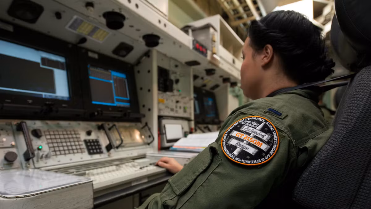 Hiện đã nhận thấy Mỹ gia tăng nhóm vệ tinh trên quỹ đạo, gián tiếp chỉ ra việc nối lại các nghiên cứu về vũ khí siêu thanh. Không có vệ tinh sẽ rất khó để dẫn đường tên lửa siêu thanh bay đến mục tiêu vì nó bị mất sự kiểm soát ở tốc độ cao. Có dấu hiệu người Mỹ đang tích cực phát triển công nghệ thu nhỏ đầu đạn hạt nhân để tạo ra các loại vũ khí với phạm vi bay không giới hạn".