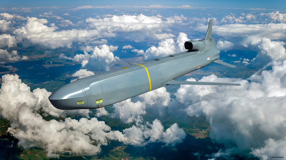 Tên lửa hành trình duy nhất phóng từ trên không với đầu đạn hạt nhân của Mỹ là AGM-86B với đầu đạn 200 kilotons và tầm bắn khoảng 2.500 km. Được phát triển vào những năm 1980 và kém hơn nhiều so với tên lửa hành trình trên không X-102 của Nga cả về sức mạnh đầu đạn và tầm hoạt động. Người Mỹ đang tích cực cải thiện bom hạt nhân B-61.