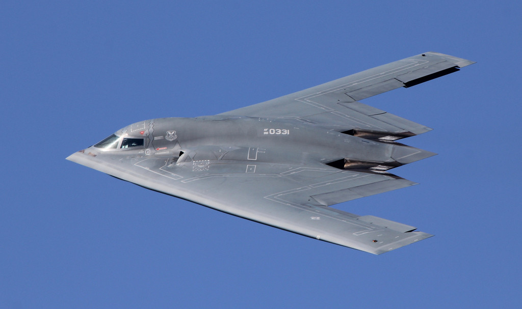 Do đó tập đoàn vũ khí Northrop Grumman đang nhanh chóng phát triển máy bay tàng hình B-21 Raider mới. Cỗ máy này gợi nhớ đến B-2: máy bay với tốc độ cận âm, theo sơ đồ cánh máy bay thì có khả năng mang vũ khí là tên lửa hoặc bom. Một trong những nhiệm vụ chính của B-21 thậm chí không phải tấn công hạt nhân, mà ẩn sâu vào khu vực chiến đấu với mục đích phá hủy lực lượng phòng không của đối phương. Điều này sẽ cho phép lực lượng không quân chiến thuật hành động trong sự an toàn tương đối.