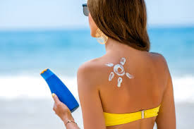  6. Kem chống nắng Bảo vệ làn da của bạn khỏi ánh nắng mặt trời gây hại là điều quan trọng, đặc biệt nếu bạn để lộ phần lưng trần của mình. Tuy nhiên, chất dầu trong kem chống nắng cũng góp phần làm tắc nghẽn lỗ chân lông. Đảm bảo chọn sản phẩm không có gốc dầu và nhớ tẩy trang làm sạch da sau khi dùng kem chống nắng.