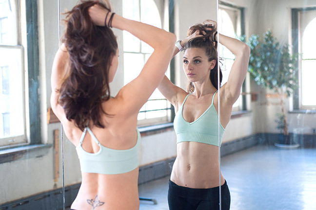  5. Giữ tóc không dính vào lưng Tóc dài xõa lưng có thể cung cấp thêm dầu và bụi bẩn cho vùng da lưng, gây ra mụn trứng cá. Gội đầu thường xuyên, và buộc hoặc búi cao khi hoạt động ra mồ hôi. Khi gội đầu đứng để dầu xả chảy xuống lưng, bởi thành phần dầu có thể đóng góp thêm vào việc lỗ chân lông bị tắc.