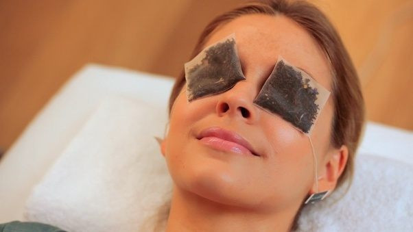  8. Ăn thực phẩm mặn Tình trạng giữ nước do ăn quá nhiều muối có thể khiến xuất hiện bọng mắt. Giảm lượng muối ăn, tăng lượng nước uống, ngủ trên gối và sử dụng kem dưỡng mắt có chứa caffeine là những gợi ý giúp bạn khắc phục tình trạng này.