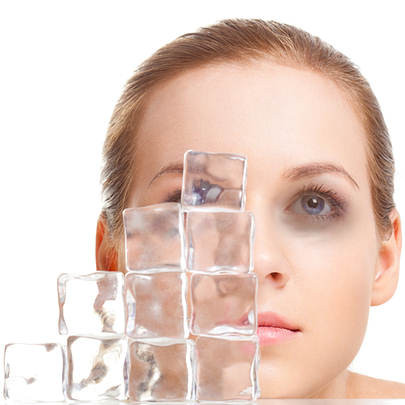 Đừng cố dụi hoặc gãi, sẽ càng làm tình trạng tệ thêm. Dị ứng có thể được điều trị với thuốc kháng histamine không kê đơn, và chườm lạnh để giảm sưng.