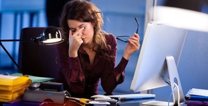  2. Mỏi mắt Nếu bạn nhìn chằm chằm vào màn hình máy tính cả ngày, hoặc nếu bạn không đeo kính và phải nheo mắt khi đọc hoặc khi nhìn xa, những việc này khiến bạn phải căng mỏi mắt. Tình trạng này làm cho các mạch máu quanh mắt giãn ra, và sự gia tăng lưu lượng máu này có thể làm trầm trọng thêm quầng thâm và đôi mắt mệt mỏi. 