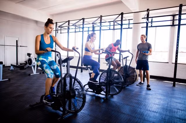  Đạp xe Air Bike Kết hợp xen kẽ thời gian đạp xe với các bài tập sàn cường độ cao tập trung vào vùng bụng để tạo nên sự bùng nổ trong việc đốt cháy calo và mỡ bụng.