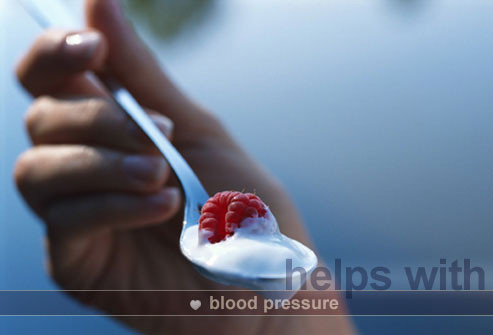  12. Sữa chua ít chất béo Các loại thực phẩm từ sữa không chỉ tốt cho xương mà những thực phẩm này cũng có thể giúp kiểm soát huyết áp cao. Sữa chua cũng giàu canxi và kali. Để thực sự tăng cường canxi và giảm thiểu chất béo, chọn sản phẩm ít chất béo.