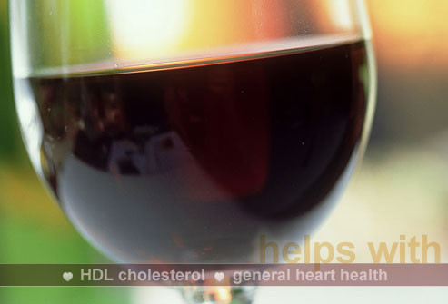  3. Rượu vang đỏ Một chút rượu vang đỏ có thể là một lựa chọn lành mạnh cho tim. Resveratrol và catechin là hai chất chống oxy hóa trong rượu vang đỏ, có thể bảo vệ thành động mạch. một chút rượu vang cũng có thể tăng HDL, cholesterol tốt. Nhưng quá nhiều rượu lại là nguyên nhân gây đau tim. Vì vậy bạn cần kiểm soát tốt lượng uống.