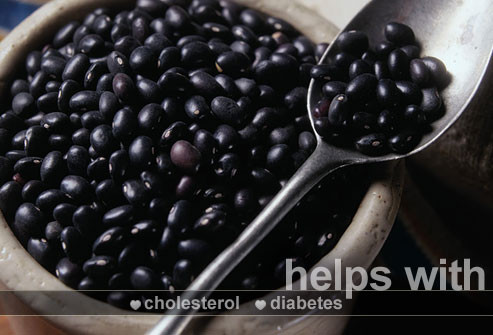  2. Đậu đen Đậu đen có nhiều chất dinh dưỡng tốt cho tim. Folate, chất chống oxy hóa và magiê có thể giúp hạ huyết áp. Chất xơ giúp kiểm soát lượng đường trong máu và cholesterol.