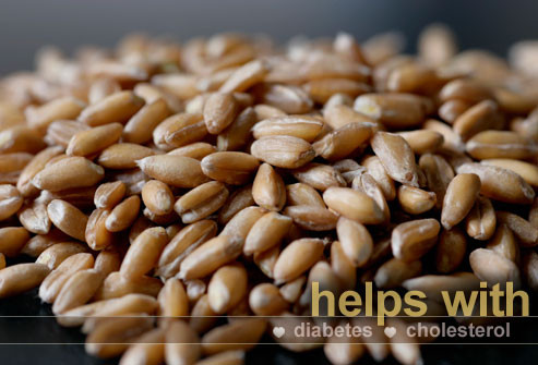  10. Lúa mạch Hãy thử loại ngũ cốc nguyên hạt này thay cho gạo. Bạn cũng có thể cho lúa mạch vào súp và món hầm. Chất xơ trong lúa mạch có thể giúp giảm mức cholesterol. Nó cũng có thể làm giảm lượng đường trong máu.