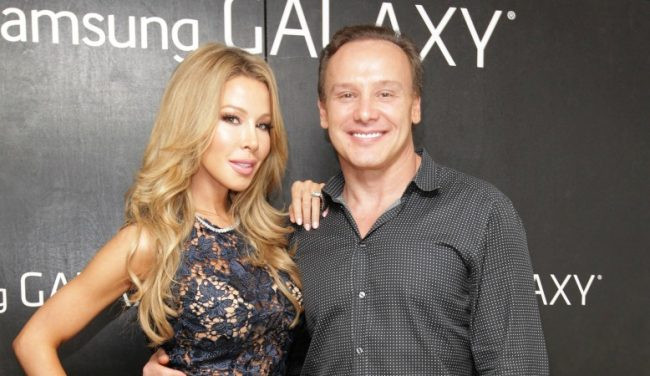 BS. Leonard Hochstein sinh tại Hoa Kỳ, là chuyên gia về phẫu thuật thẩm mỹ. Đẹp trai rạng ngời, phong cách ăn mặc đặc biệt có gu, làm cho anh vô cùng quyến rũ. Phong thái của anh luôn được nhiều phụ nữ ưa thích. Leonard Hochstein rất tận tụy với công việc và luôn sẵn sàng giúp đỡ bệnh nhân của mình.