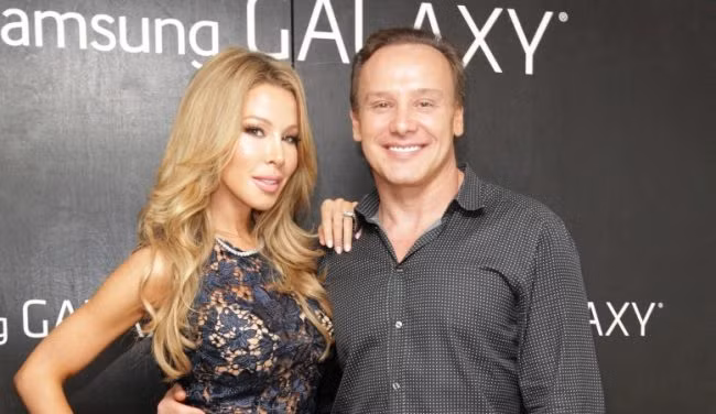 BS. Leonard Hochstein sinh tại Hoa Kỳ, là chuyên gia về phẫu thuật thẩm mỹ. Đẹp trai rạng ngời, phong cách ăn mặc đặc biệt có gu, làm cho anh vô cùng quyến rũ. Phong thái của anh luôn được nhiều phụ nữ ưa thích. Leonard Hochstein rất tận tụy với công việc và luôn sẵn sàng giúp đỡ bệnh nhân của mình.