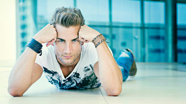 Manuel Rico là một bác sỹ trẻ 27 tuổi, sinh ra ở Tây Ban Nha, và hiện định cư tại Chile. Sở hữu thân hình đẹp và kiểu tóc hấp dẫn, lại là một bác sỹ phụ khoa có chuyên môn giỏi, từ khi mới vào nghề Manuel đã có rất nhiều bệnh nhân tìm đến.