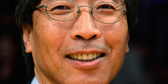 BS. Patrick Soon Shiong sinh năm 1952, tại Nam Phi. Ông là bác sĩ phẫu thuật, là một giáo sư và nhà nghiên cứu y học. Không chỉ đẹp trai, với nụ cười rất dễ thương và đôi mắt trông rất hấp dẫn, ông còn là một bác sỹ giỏi, luôn nỗ lực làm việc để có thể mang đến những dịch vụ y tế tốt nhất cho người bệnh.