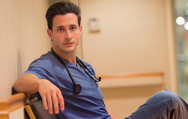 BS. Mikhail Varshavski là một trong những bác sỹ nổi tiếng nhất trên thế giới. Nhiều cô gái phát điên đôi mắt rất hấp dẫn và phong cách tuyệt vời của chàng bác sỹ này. Mikhail Varshavski được biết đến với chuyện hẹn hò cùng Hoa hậu Hoàn vũ 2016, Pia Wurtzbach. Mặc dù vậy, vẫn còn nhiều phụ nữ luôn sẵn sàng chờ đợi vị bác sỹ quyến rũ này.