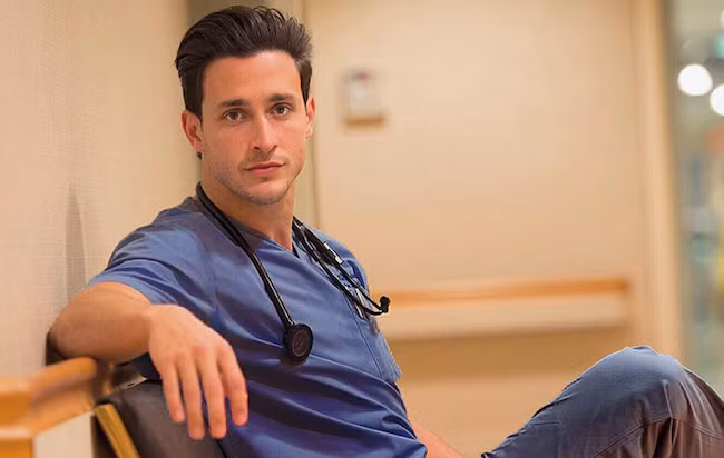 BS. Mikhail Varshavski là một trong những bác sỹ nổi tiếng nhất trên thế giới. Nhiều cô gái phát điên đôi mắt rất hấp dẫn và phong cách tuyệt vời của chàng bác sỹ này. Mikhail Varshavski được biết đến với chuyện hẹn hò cùng Hoa hậu Hoàn vũ 2016, Pia Wurtzbach. Mặc dù vậy, vẫn còn nhiều phụ nữ luôn sẵn sàng chờ đợi vị bác sỹ quyến rũ này.