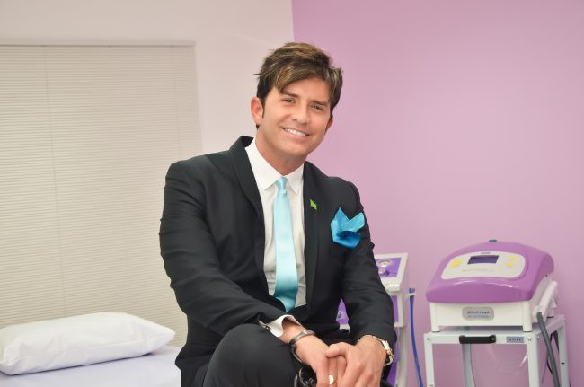 BS. Robert Rey sinh năm 1961, tại Brazil, là bác sĩ phẫu thuật rất giỏi, và cũng là một người rất sành điệu và đẹp trai. Phụ nữ không chỉ bị hấp dẫn bởi vẻ đẹp ngoại hình mà cả sự năng động, tài giỏi của ông. BS. Robert Rey có nhiều bằng cấp chuyên môn tại các trường đại học danh tiếng của Mỹ, ông cũng xuất hiện trên nhiều chương trình truyền hình liên quan đến chuyên khoa giải phẫu.