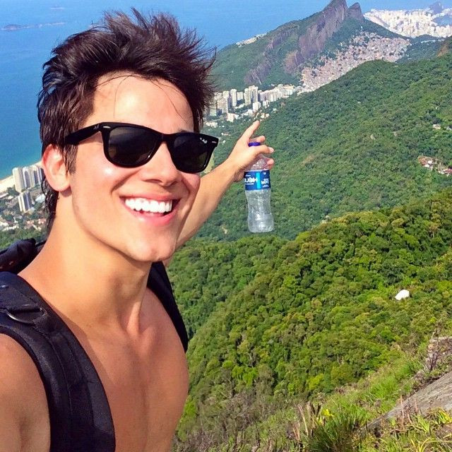 BS. Gabriel Prado 27 tuổi, sinh ra ở Brazil, được đánh giá là một trong những bác sỹ đẹp trai nhất thế giới, bởi nụ cười dễ thương và đôi mắt hấp dẫn. Anh ấy cũng rèn luyện để có một vóc dáng cơ thể đẹp, cơ bắp và bờ vai tuyệt vời. Gabriel Prado là một trong những bác sĩ giỏi nhất trên thế giới. Bác sĩ trẻ này rất tích cực trên các phương tiện truyền thông xã hội như Twitter và Facebook.