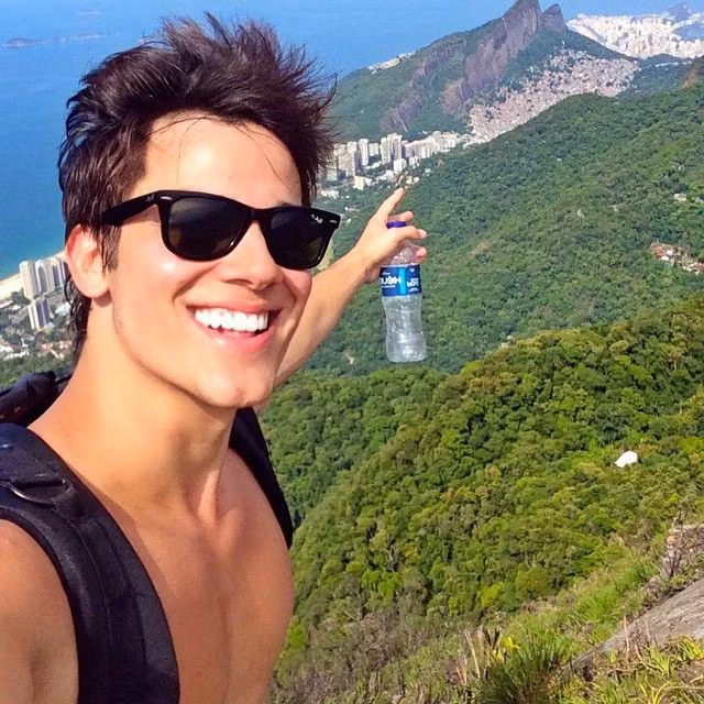 BS. Gabriel Prado 27 tuổi, sinh ra ở Brazil, được đánh giá là một trong những bác sỹ đẹp trai nhất thế giới, bởi nụ cười dễ thương và đôi mắt hấp dẫn. Anh ấy cũng rèn luyện để có một vóc dáng cơ thể đẹp, cơ bắp và bờ vai tuyệt vời. Gabriel Prado là một trong những bác sĩ giỏi nhất trên thế giới. Bác sĩ trẻ này rất tích cực trên các phương tiện truyền thông xã hội như Twitter và Facebook.