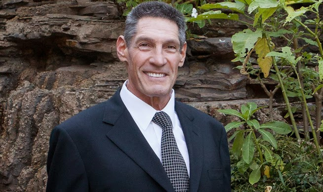 Gary Micelson sinh năm 1949, tại Hoa Kỳ. Ông là một bác sĩ phẫu thuật cột sống và một nhà từ thiện. Tuổi tác dường như không ảnh hưởng gì đến vẻ đẹp trai của vị bác sỹ tài giỏi này. Ông chính là cha đẻ của phát minh ra "thiết bị Michelson" liên quan đến phẫu thuật cột sống, hiện đang được sử dụng ở nhiều nơi.