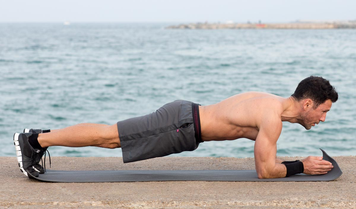  3. Plank Plank là một bài tập chức năng khác dễ thực hiện. Hãy chắc chắn rằng cơ thể của bạn là một đường thẳng từ đầu đến chân.