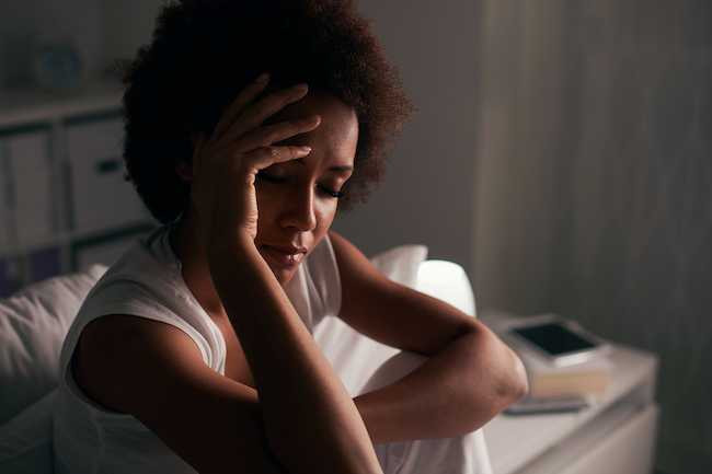  Lo lắng Căng thẳng, lo lắng và hoảng sợ có thể khiến bạn đổ mồ hôi vào ban ngày, vì vậy không có gì đáng lo ngại khi có tác dụng tương tự vào ban đêm. Những cơn ác mộng và khủng hoảng giấc ngủ có thể gây đổ mồ hôi và tim đập thình thịch. Hãy đi khám bác sĩ nếu những rối loạn này diễn ra liên tục hoặc gây ra các vấn đề trong cuộc sống của bạn.