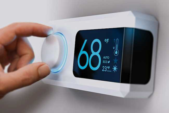 Hãy đặt nhiệt độ thấp hơn trong phòng ngủ và bật quạt để lưu thông không khí có thể khiến bạn cảm thấy thoải mái hơn. Nếu bạn không thể tìm ra nguyên nhân gây ra mồ hôi ban đêm, hãy ghi chép lại các thông tin để tìm sự tư vấn của bác sĩ. Tốt nhất là điều trị nguyên nhân chứ không chỉ là triệu chứng.