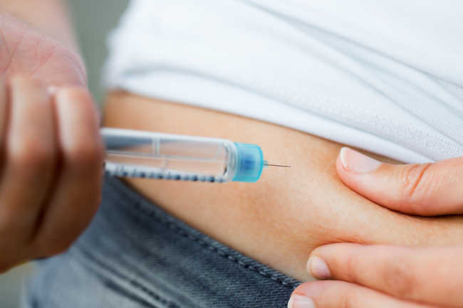  Lượng đường trong máu thấp Mặc dù lượng đường trong máu của bạn ổn định vào lúc bình thường, nhưng nó có thể giảm khi bạn ngủ; có thể vì bạn đã có một ngày rất năng động, hoặc bạn tập thể dục vào buổi tối, hoặc ăn tối muộn. Nếu bạn bị tiểu đường, và dùng thuốc để kiểm soát bệnh thì đó có thể là nguyên nhân gây hạ đường huyết và đổ mồ hôi trong đêm. Khi glucose thấp hơn 140 mg / dL trước khi đi ngủ, hãy ăn nhẹ một chút gì đó.