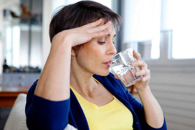  Mãn kinh Những cơn bốc hỏa trước và sau chu kỳ khó có thể phân biệt với mồ hôi ban đêm. Phụ nữ trẻ, hoặc những người ngừng kinh nguyệt vì hóa chất cũng có thể bị bốc hỏa nhất là khi bạn đang lo lắng, chán nản, hoặc uống rượu. Nhưng nếu bạn đang ở tuổi mãn kinh thì đừng cho rằng đổ mồ hôi đêm có liên quan đến mãn kinh.