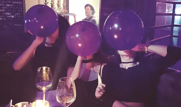 Bong cuoi, thuoc lac: Mot phut hung phan, ca doi co the loan than