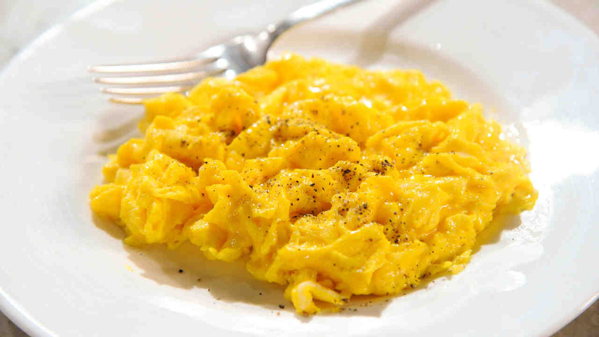  10. Trứng Một quả trứng chứa protein chất lượng cao và chất béo lành mạnh, cung cấp năng lượng bền vững trong suốt cả ngày. Trứng là nguồn cung cấp nhiều loại vitamin và khoáng chất, bao gồm sắt, choline, vitamin D và vitamin B-12.