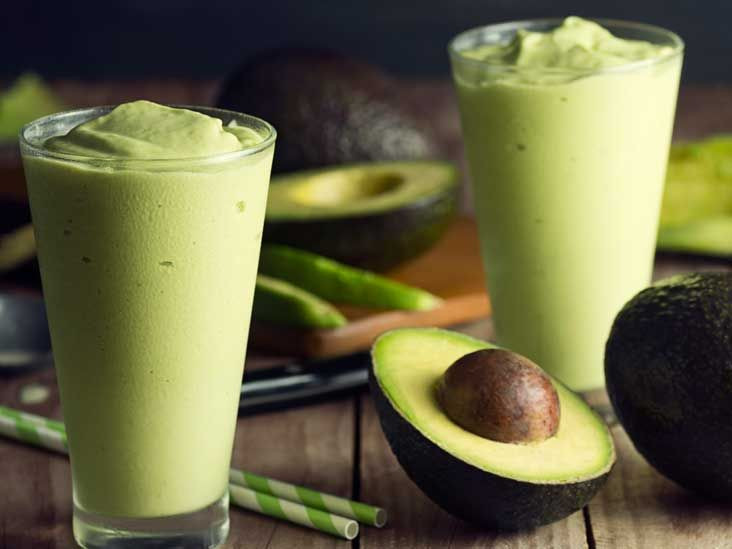  1. Quả bơ Quả bơ giàu vitamin, khoáng chất, và chất béo lành mạnh, cung cấp năng lượng cho cơ thể chúng ta trong nhiều giờ. Chúng chứa nhiều chất xơ, giữ cho lượng đường trong máu ổn định. Hãy thử thêm bơ vào đĩa trái cây buổi sáng của bạn, hoặc xay trong smoothie kem, hoặc thái lát cho vào món salad với trứng.