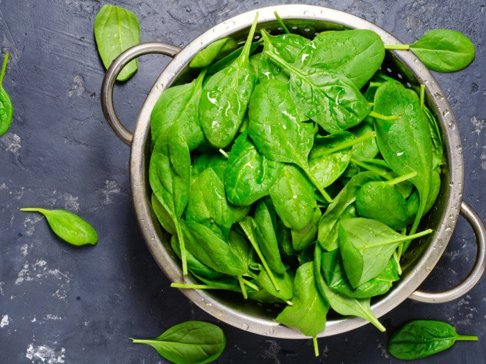  7. Rau bina Rau bina là nguồn cung cấp vitamin C, folate và sắt. Lượng đầy đủ các vitamin và khoáng chất này rất cần thiết cho sản xuất năng lượng. Bạn có thể thưởng thức bữa sáng với trứng bác hoặc hấp cùng rau bina, thêm chút nước cốt chanh để tăng cường hấp thu sắt.