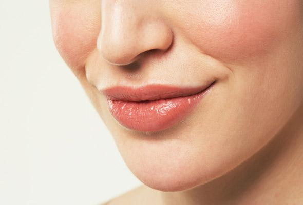 Tuổi tác, ánh nắng mặt trời, mỹ phẩm hóa học,… là những yếu tố làm tăng sắc tố thẫm màu trên đôi môi của bạn khiến môi thâm và thiếu sức sống. Đây là những cách giúp bạn trẻ hóa đôi môi với sắc hồng quyến rũ.
