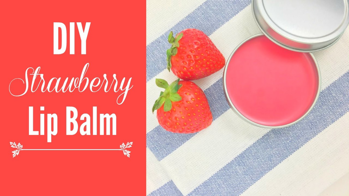 Nếu khéo tay, bạn có thể tìm hiểu các công thức làm son với dâu tây sẽ giúp đôi môi bạn sáng hồng, tươi xinh.