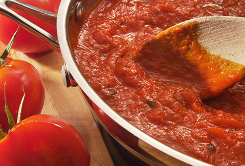  Lycopene Chất carotenoid này có thể giúp bảo vệ chống lại ung thư tuyến tiền liệt, phổi và ung thư vú. Cà chua là nguồn bổ sung tốt và phổ biến. Làm nóng cà chua giúp cơ thể hấp thu lycopene dễ dàng hơn và thêm một chút chất béo như dầu ô liu để giúp cơ thể bạn sử dụng chất dinh dưỡng này hiệu quả.